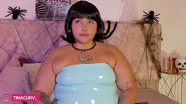 Snapshot of TinaCurv chatting on October 31, 2025, 8:32 pm TinaCurv online show from October 31, 2025, 8:32 pm