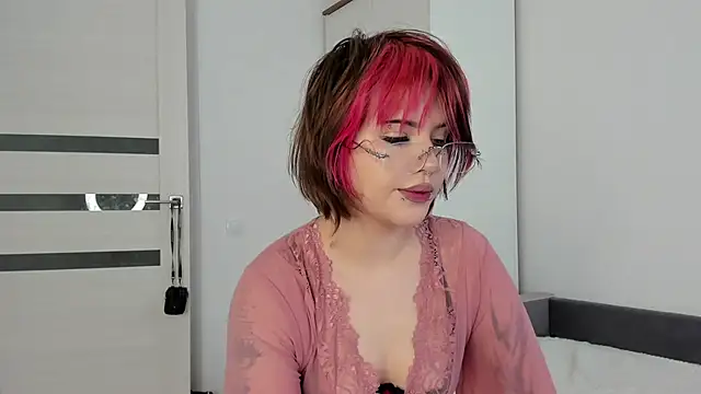 Snapshot of VerniceEngelking chatting on June 18, 2026, 6:35 am VerniceEngelking online show from June 18, 2026, 6:35 am