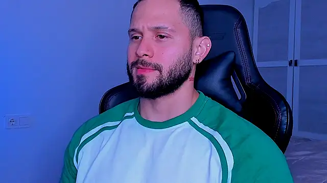 andrewcorey1 online show from October 8, 2025, 5:43 pm