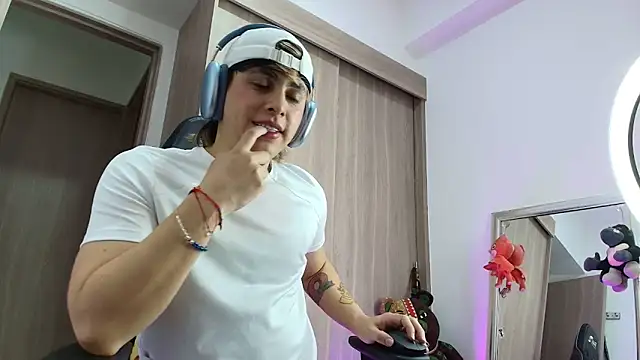 Snapshot of brunothompson3 chatting on September 12, 2025, 12:22 am brunothompson3 online show from September 12, 2025, 12:22 am