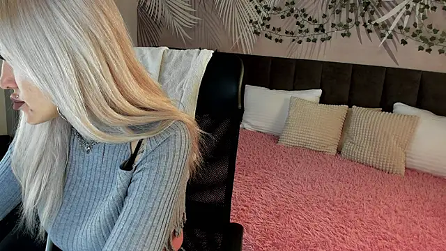 Kira Key online show from October 31, 2025, 2:01 am