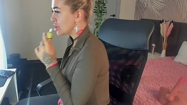 Kira Key online show from November 3, 2025, 1:51 am