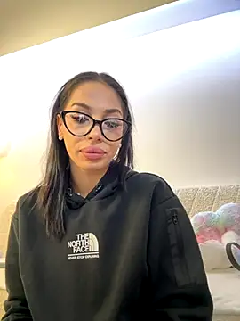 Snapshot of Bella_Vixen_ chatting on October 13, 2025, 7:25 pm Bella Vixen  online show from October 13, 2025, 7:25 pm