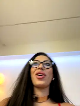 Snapshot of Bella_Vixen_ chatting on October 21, 2025, 7:25 pm Bella Vixen  online show from October 21, 2025, 7:25 pm