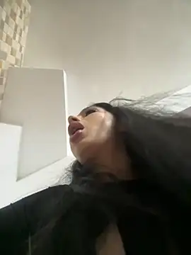 Snapshot of Bella_Vixen_ chatting on October 29, 2025, 8:10 pm Bella Vixen  online show from October 29, 2025, 8:10 pm