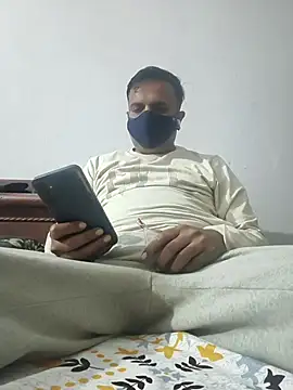 vardh033 online show from December 5, 2025, 4:14 pm