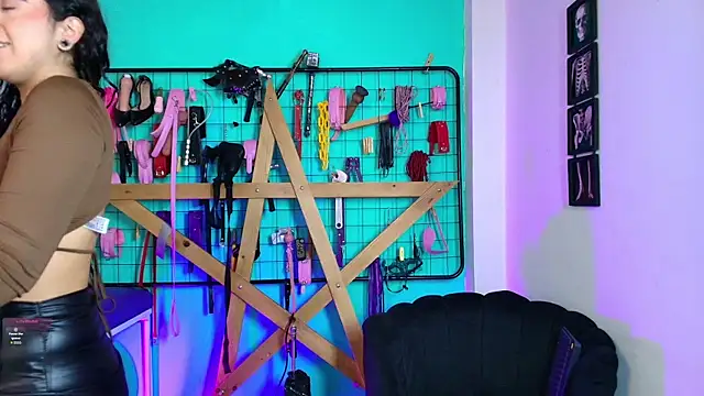 Snapshot of Mrmia_bdsm_extreme chatting on October 17, 2025, 12:41 pm Mrmia bdsm extreme online show from October 17, 2025, 12:41 pm