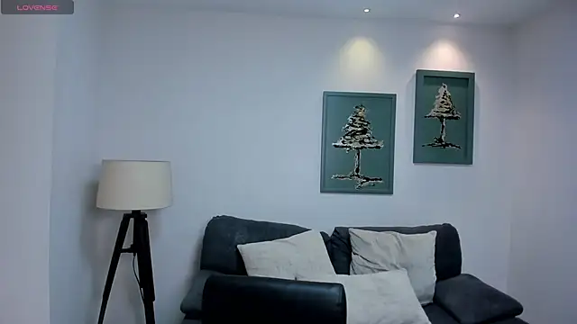 LeahNovac online show from October 19, 2025, 5:02 pm