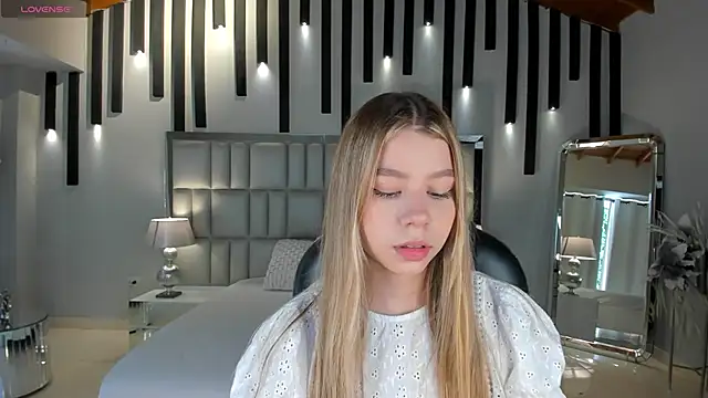 TiffannySins online show from June 14, 2026, 4:53 pm