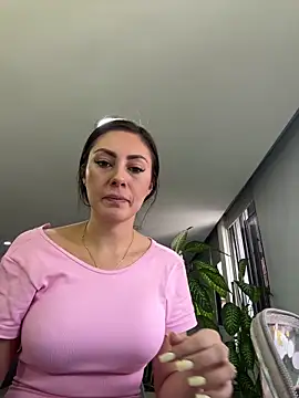 Isabellaa Palacios online show from May 4, 2026, 3:19 pm