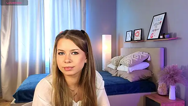 Snapshot of LollaStich chatting on October 20, 2025, 8:04 am LollaStich online show from October 20, 2025, 8:04 am