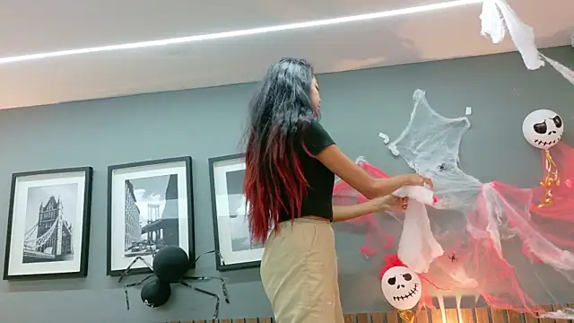 luna roja25 online show from November 6, 2025, 1:23 pm