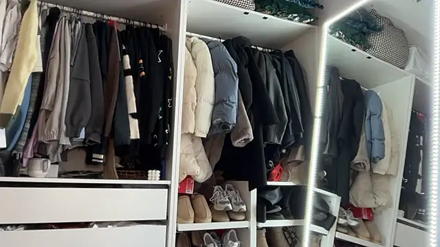 KayleeBella online show from December 19, 2025, 2:35 pm