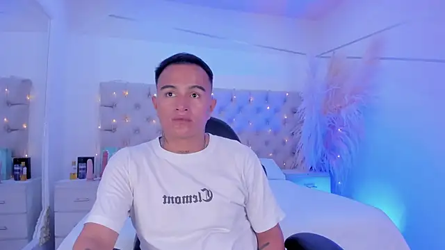 LiamDeep online show from December 18, 2025, 8:37 pm