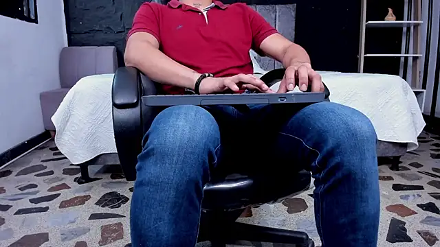 LiamDeep online show from June 19, 2026, 7:39 pm