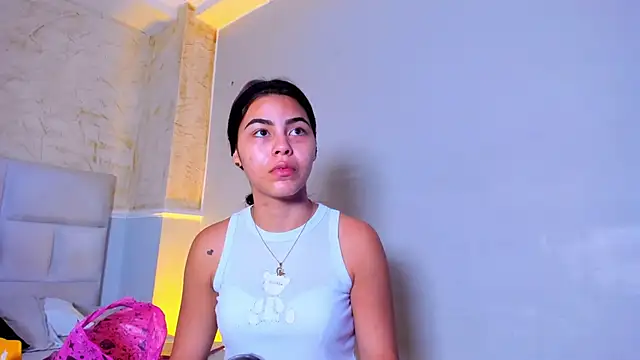 Snapshot of KimberlyLoren chatting on October 6, 2025, 8:50 pm KimberlyLoren online show from October 6, 2025, 8:50 pm