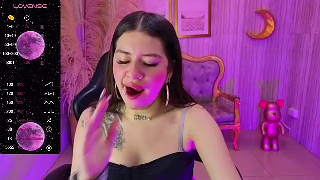 Snapshot of ivy_lodge_s chatting on October 25, 2025, 8:25 pm ivy lodge s online show from October 25, 2025, 8:25 pm