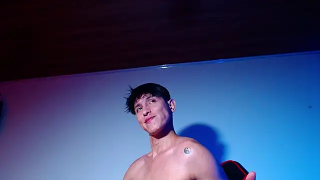 rowanbigboy23 online show from November 19, 2025, 11:54 am