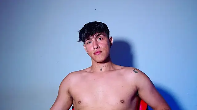 rowanbigboy23 online show from May 5, 2026, 1:13 am