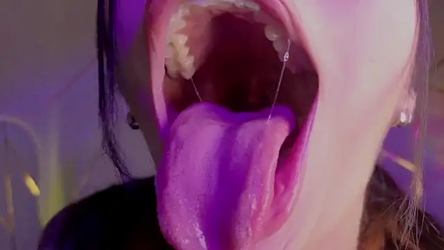 Hollyxx  online show from February 10, 2026, 11:20 pm