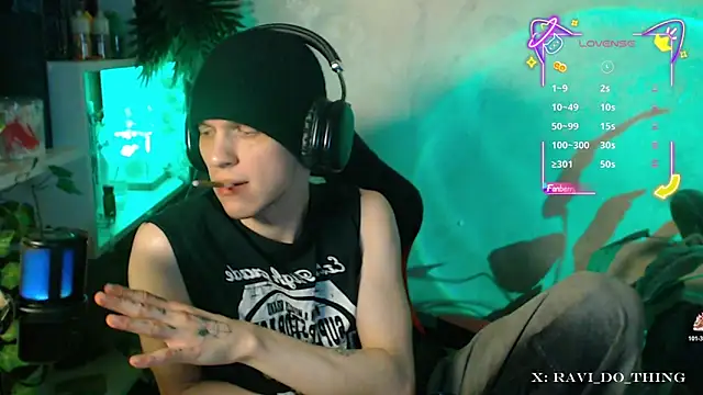 Snapshot of frozen_boy chatting on October 29, 2025, 3:36 pm frozen boy online show from October 29, 2025, 3:36 pm