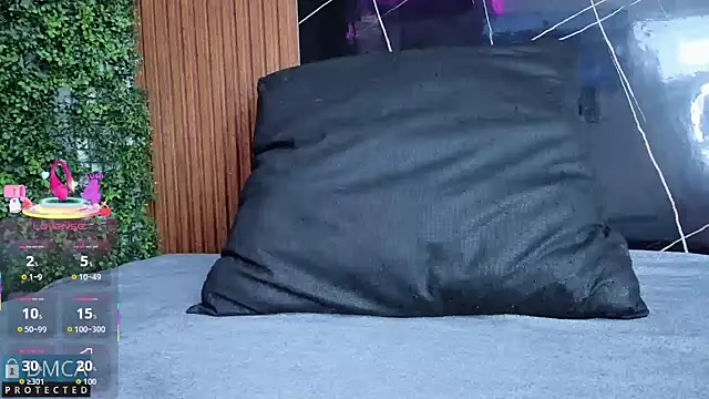 Snapshot of Kiara_Zahiri__ chatting on October 28, 2025, 10:52 am Kiara Zahiri online show from October 28, 2025, 10:52 am