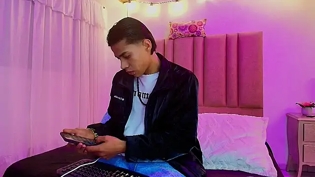 Snapshot of camilo_nom chatting on October 22, 2025, 5:08 am camilo nom online show from October 22, 2025, 5:08 am