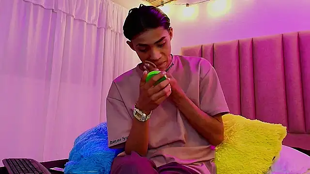 Snapshot of camilo_nom chatting on October 24, 2025, 4:09 am camilo nom online show from October 24, 2025, 4:09 am