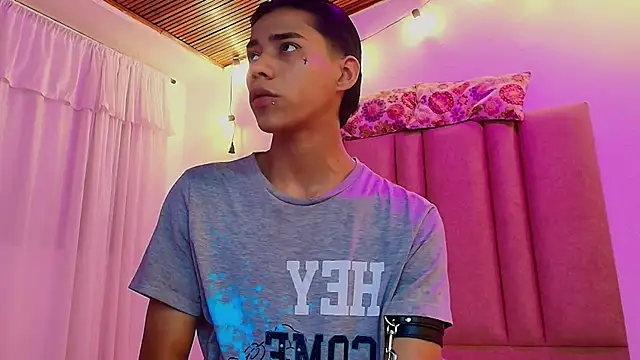 Snapshot of camilo_nom chatting on October 25, 2025, 5:15 am camilo nom online show from October 25, 2025, 5:15 am
