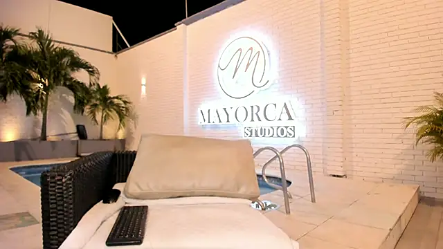 SheyLopez online show from August 9, 2026, 3:23 am