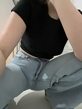 Snapshot of Cumonmme chatting on November 3, 2025, 8:21 pm Cumonmme online show from November 3, 2025, 8:21 pm