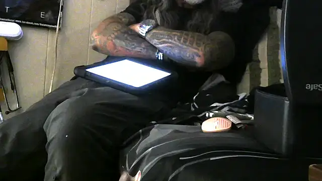 Snapshot of crassanova chatting on April 22, 2026, 12:35 am crassanova online show from April 22, 2026, 12:35 am