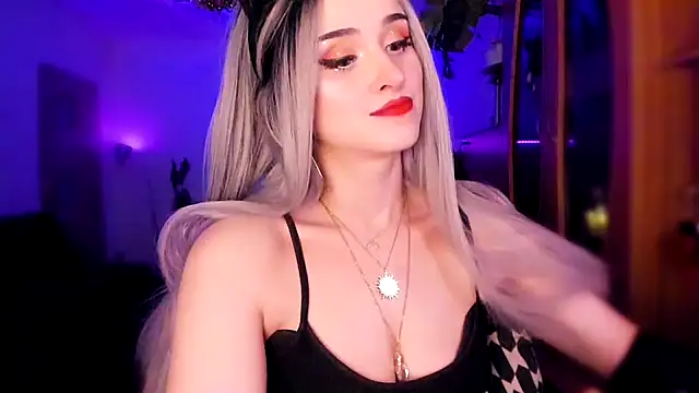 Snapshot of MistressJolie chatting on January 31, 2025, 6:02 am MistressJolie online show from January 31, 2025, 6:02 am