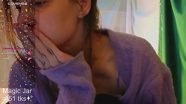 HoneyLem0n online show from October 19, 2025, 4:02 am