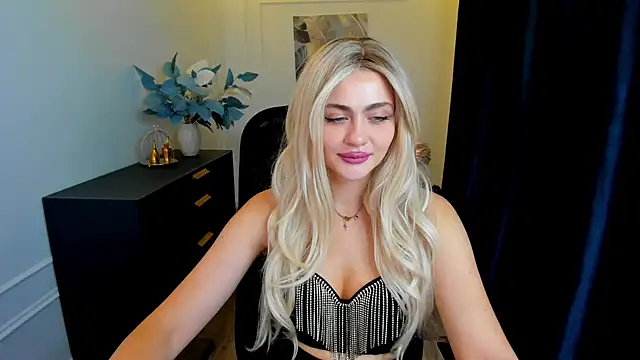 LeslieMineg online show from September 11, 2025, 8:20 pm