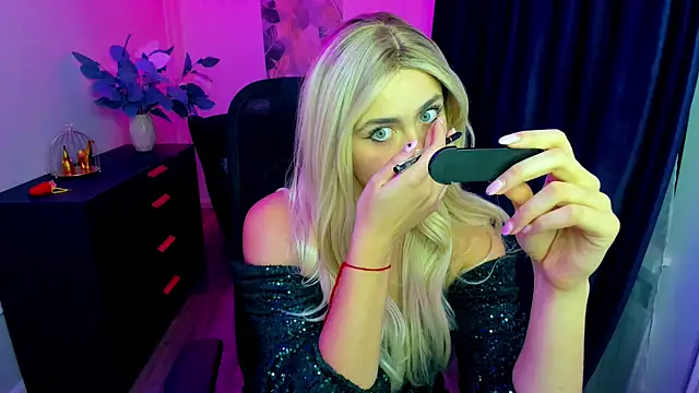 Snapshot of LeslieMineg chatting on September 18, 2025, 7:38 pm LeslieMineg online show from September 18, 2025, 7:38 pm