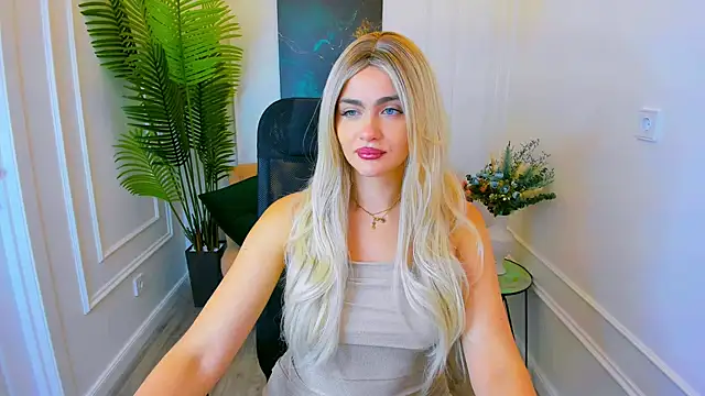 Snapshot of LeslieMineg chatting on September 19, 2025, 7:47 pm LeslieMineg online show from September 19, 2025, 7:47 pm