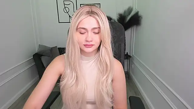 Snapshot of LeslieMineg chatting on September 23, 2025, 11:57 am LeslieMineg online show from September 23, 2025, 11:57 am