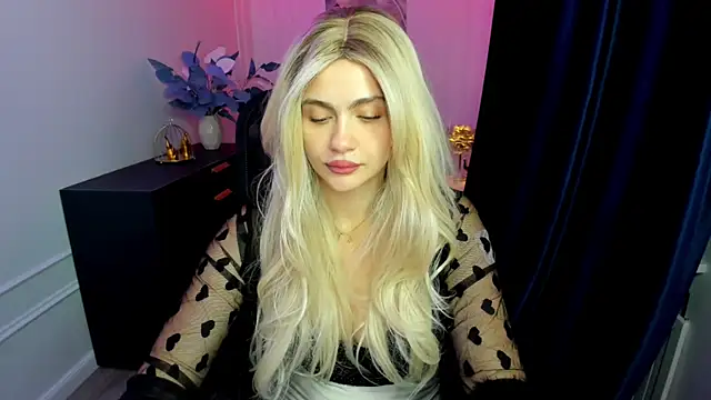 Snapshot of LeslieMineg chatting on September 25, 2025, 7:39 pm LeslieMineg online show from September 25, 2025, 7:39 pm