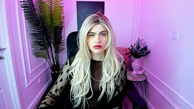 Snapshot of LeslieMineg chatting on October 8, 2025, 11:19 am LeslieMineg online show from October 8, 2025, 11:19 am