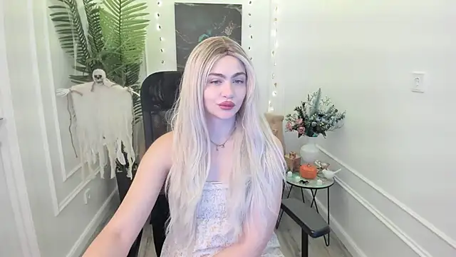 Snapshot of LeslieMineg chatting on October 16, 2025, 11:22 am LeslieMineg online show from October 16, 2025, 11:22 am