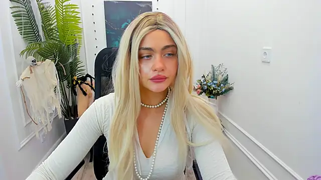 Snapshot of LeslieMineg chatting on October 30, 2025, 7:58 pm LeslieMineg online show from October 30, 2025, 7:58 pm