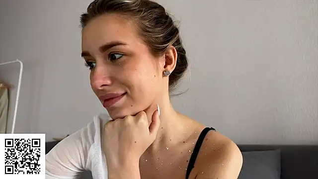 ElysiaXo online show from October 19, 2025, 4:46 am