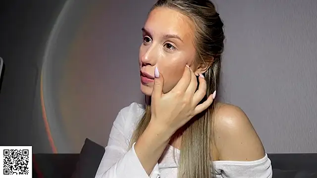 ElysiaXo online show from October 23, 2025, 9:57 pm