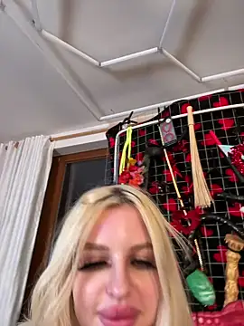 Steffi Snowbunny online show from May 6, 2026, 10:15 pm