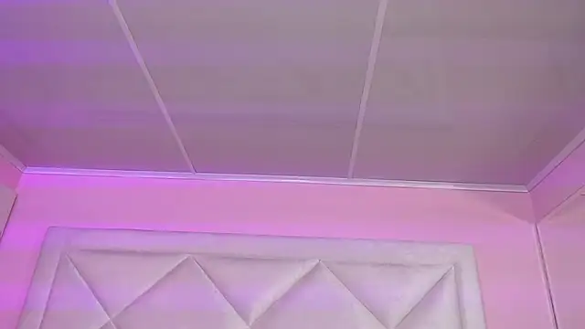 Miaa Smithh   online show from October 25, 2025, 12:34 pm