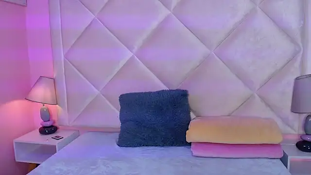 Miaa Smithh   online show from October 29, 2025, 12:29 pm