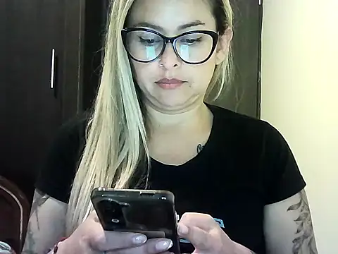 Snapshot of Valery__Rouse_ chatting on December 14, 2025, 10:47 pm Valery Rouse online show from December 14, 2025, 10:47 pm