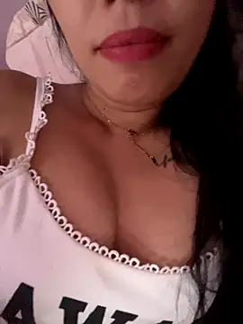 Bear-cute00 online show from September 12, 2025, 6:46 am