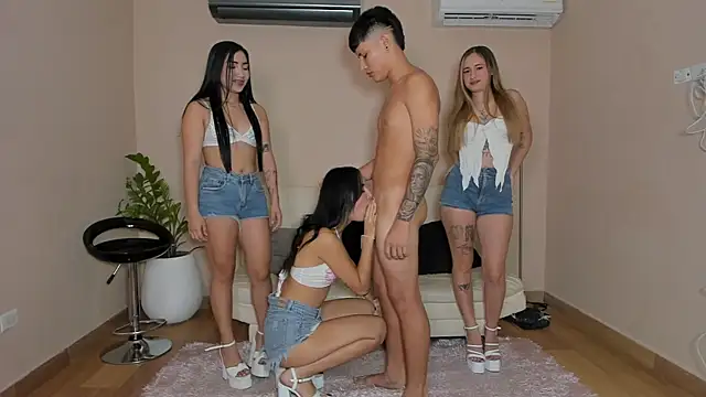 Snapshot of Goodlatin_girls chatting on September 19, 2025, 1:07 am Goodlatin girls online show from September 19, 2025, 1:07 am